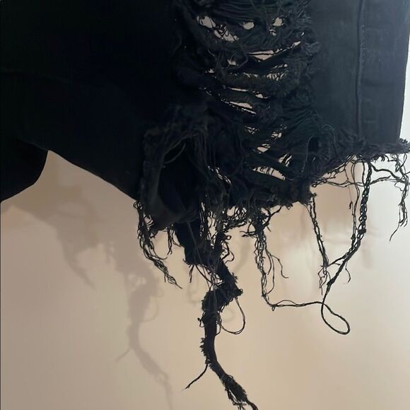 Edgy Black Jean Shorts with Distressed Details - Picture 3 of 8